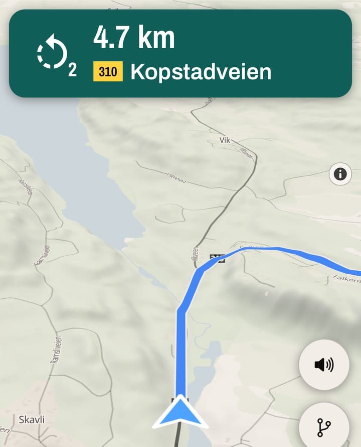 Navigasjon med sving om 4,7 km inn på Kopstadveien, over et 3D-kart